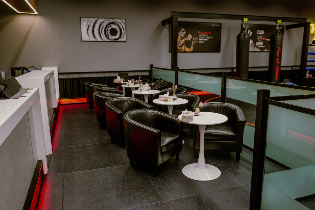 Healthy meal and smoothie served at Face Off Fitness Diet Cafe, perfect for gym enthusiasts and fitness lovers.